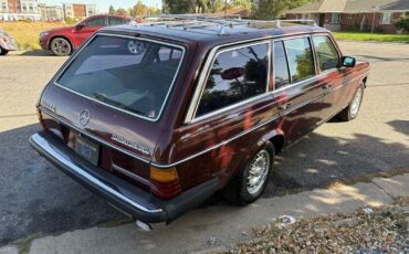 Mercedes-Benz-300-Series-1985-19