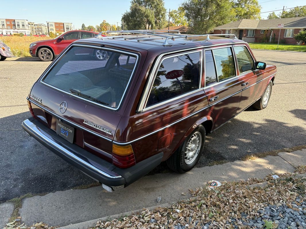 Mercedes-Benz-300-Series-1985-19