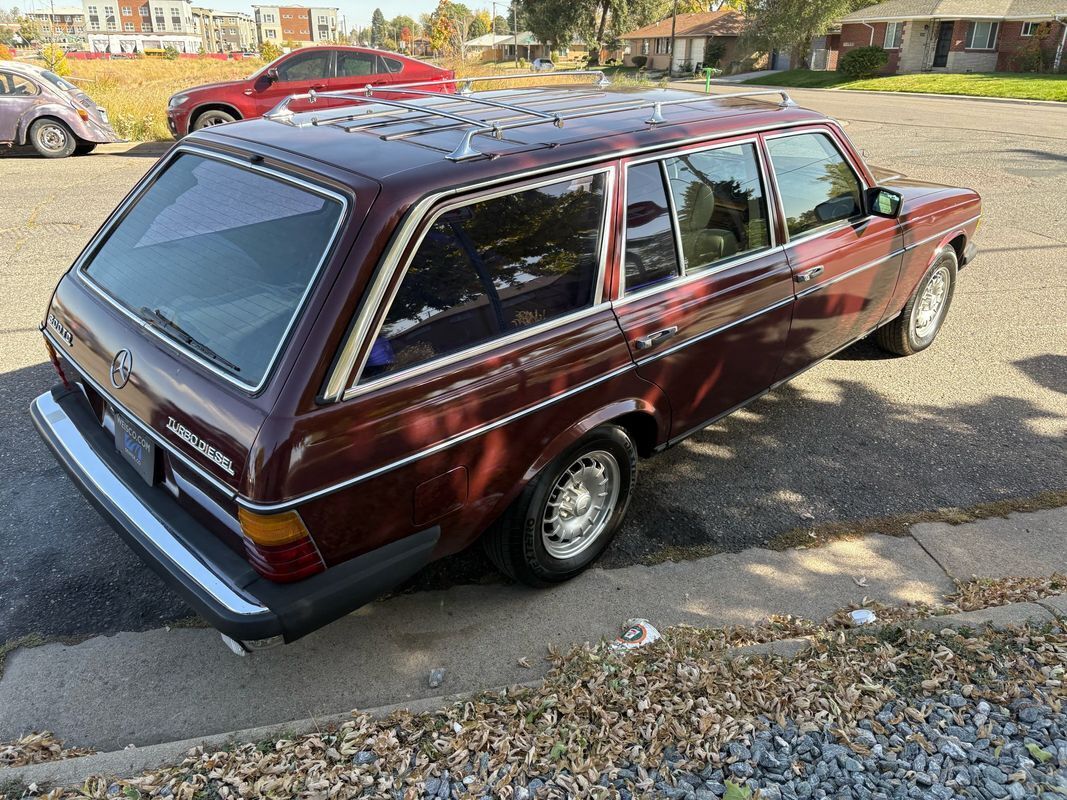 Mercedes-Benz-300-Series-1985-20