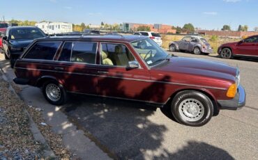 Mercedes-Benz-300-Series-1985-21