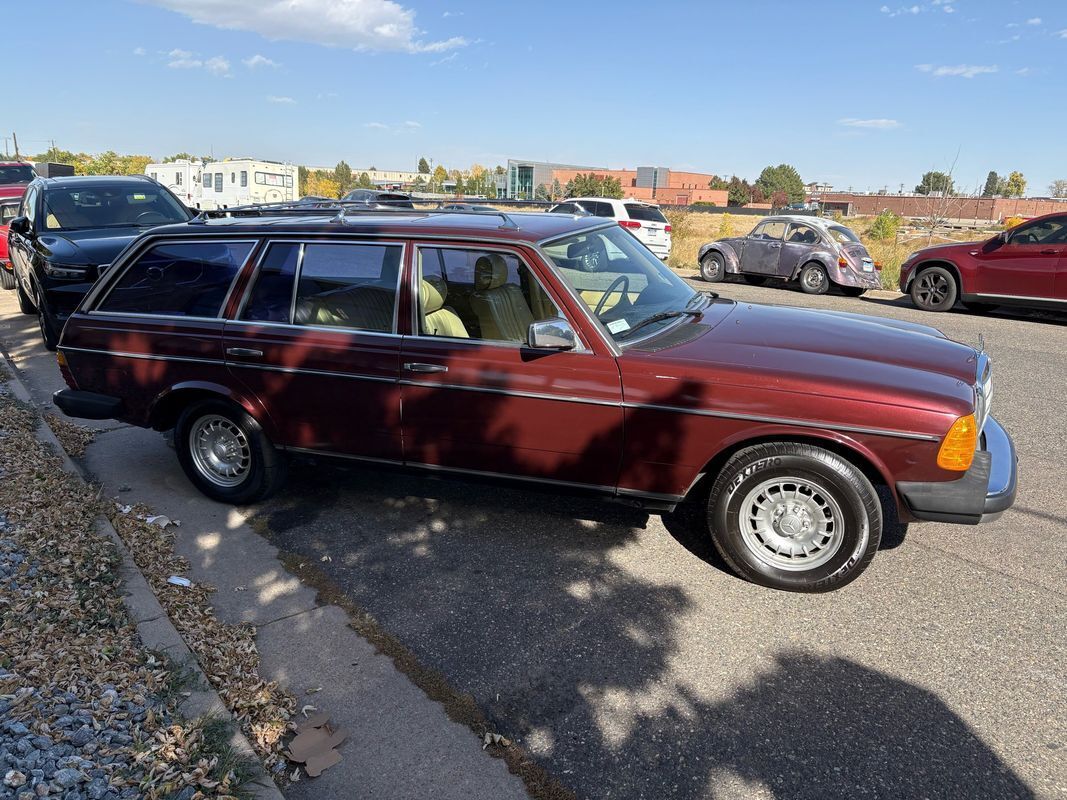 Mercedes-Benz-300-Series-1985-21