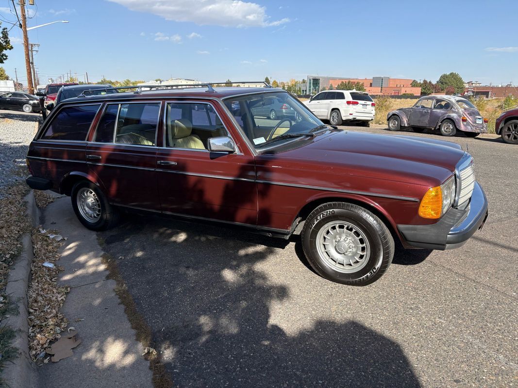 Mercedes-Benz-300-Series-1985-22