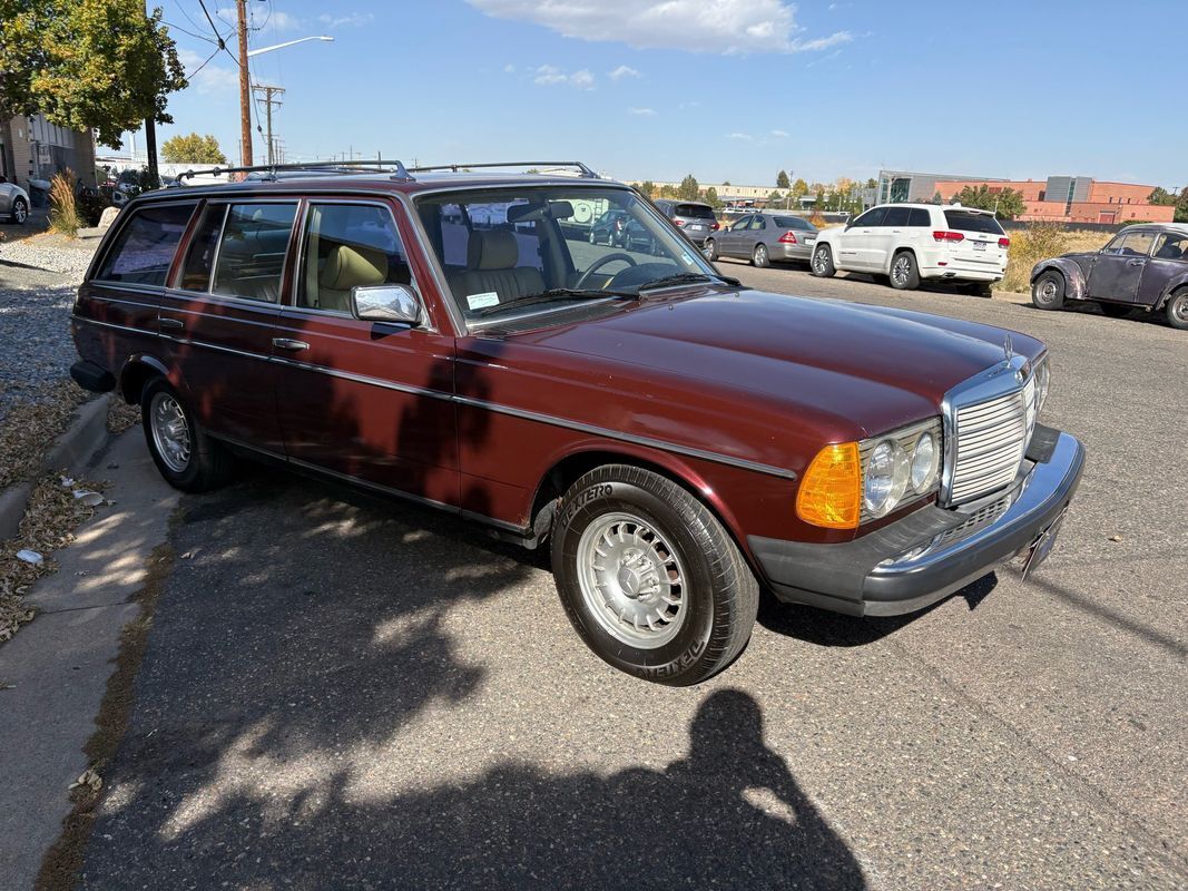 Mercedes-Benz-300-Series-1985-23