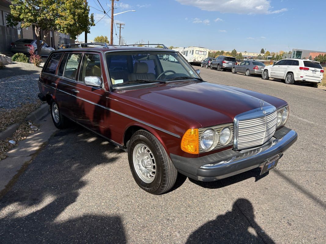 Mercedes-Benz-300-Series-1985-24