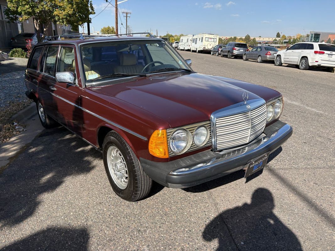 Mercedes-Benz-300-Series-1985-25