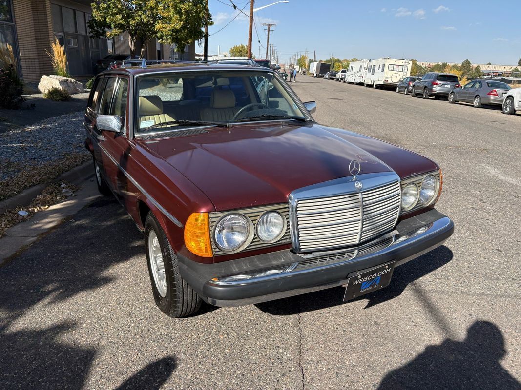 Mercedes-Benz-300-Series-1985-26