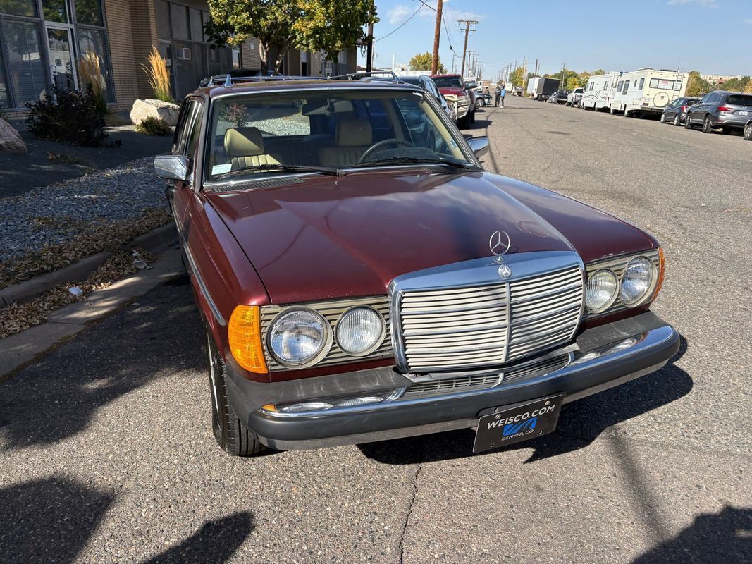 Mercedes-Benz-300-Series-1985-27