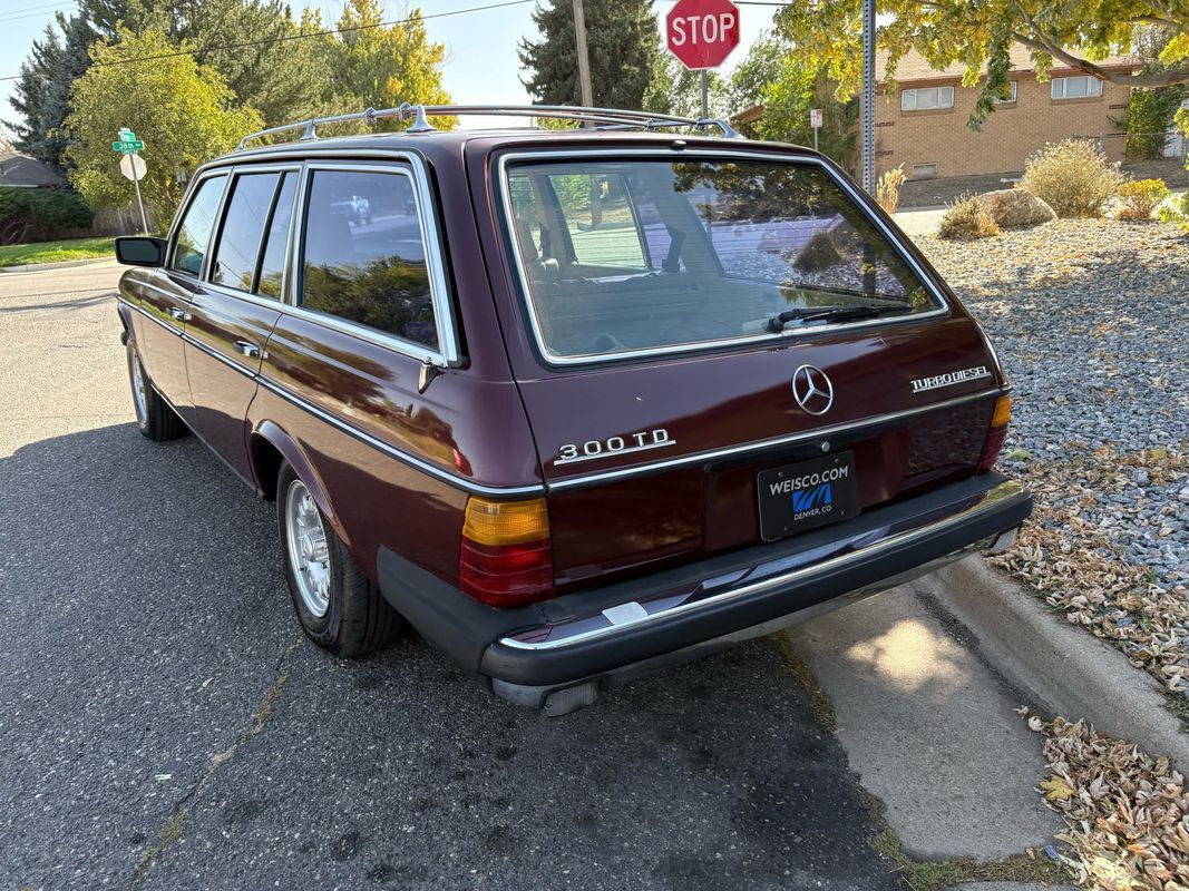 Mercedes-Benz-300-Series-1985-3