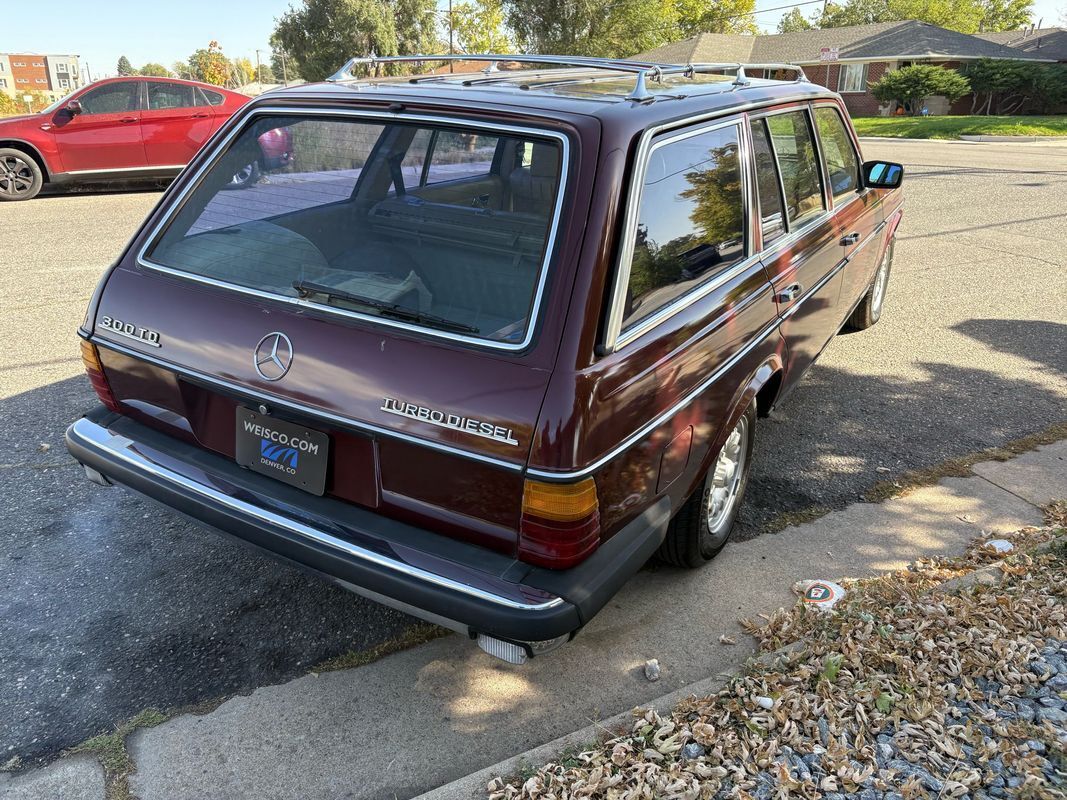 Mercedes-Benz-300-Series-1985-4