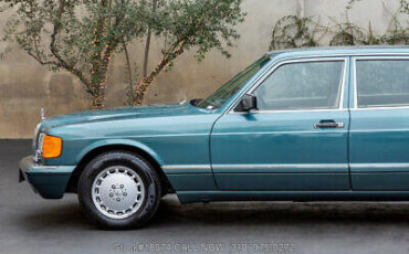 Mercedes-Benz-300-Series-1989-11