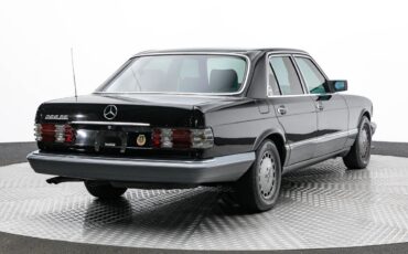 Mercedes-Benz-300-Series-1990-4