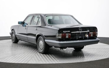 Mercedes-Benz-300-Series-1990-6