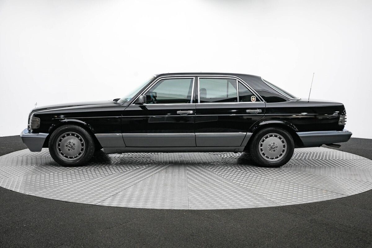 Mercedes-Benz-300-Series-1990-7