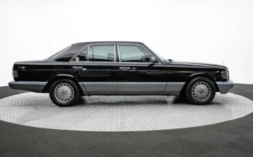 Mercedes-Benz-300-Series-1990-8