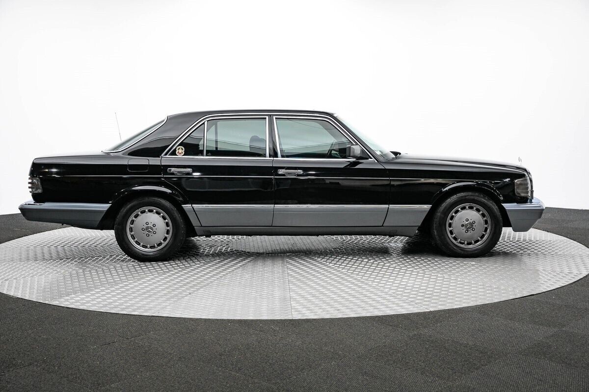 Mercedes-Benz-300-Series-1990-8