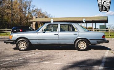 Mercedes-Benz-300-Series-Berline-1979-3