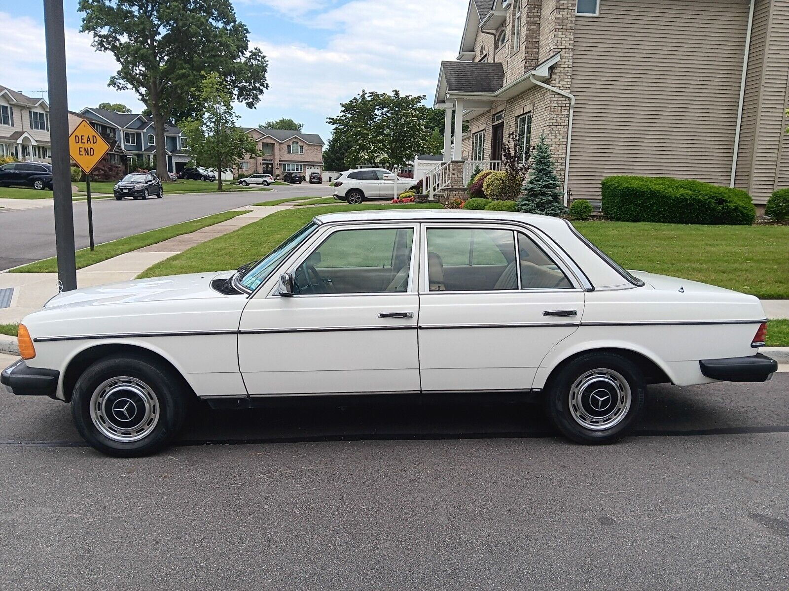 Mercedes-Benz-300-Series-Berline-1981-2