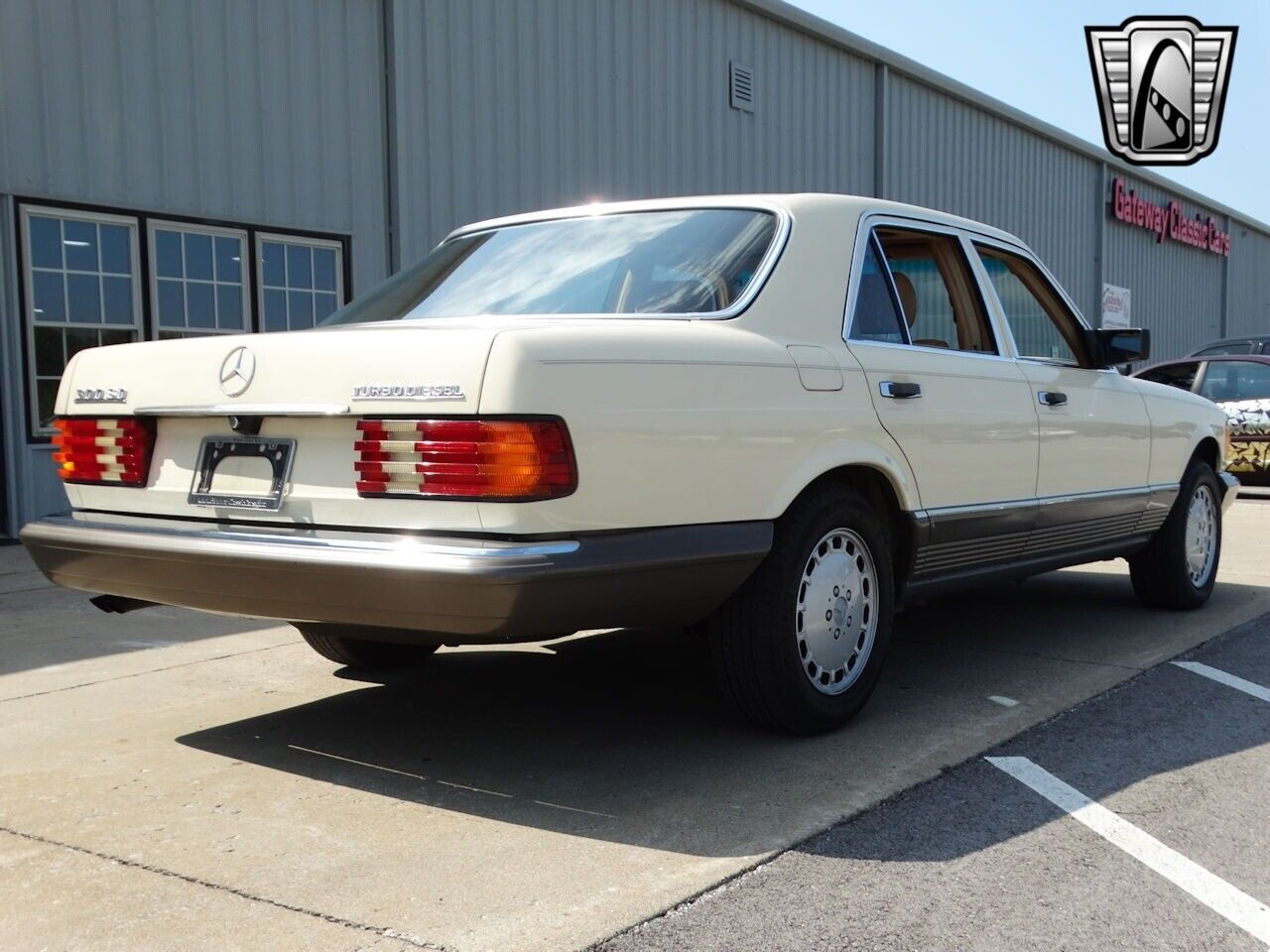 Mercedes-Benz-300-Series-Berline-1982-7