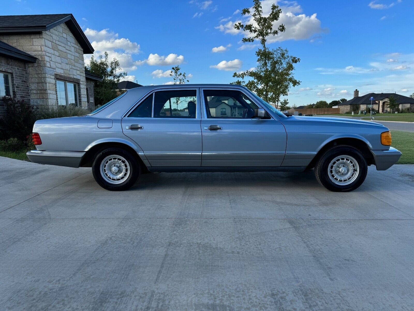 Mercedes-Benz-300-Series-Berline-1983-1