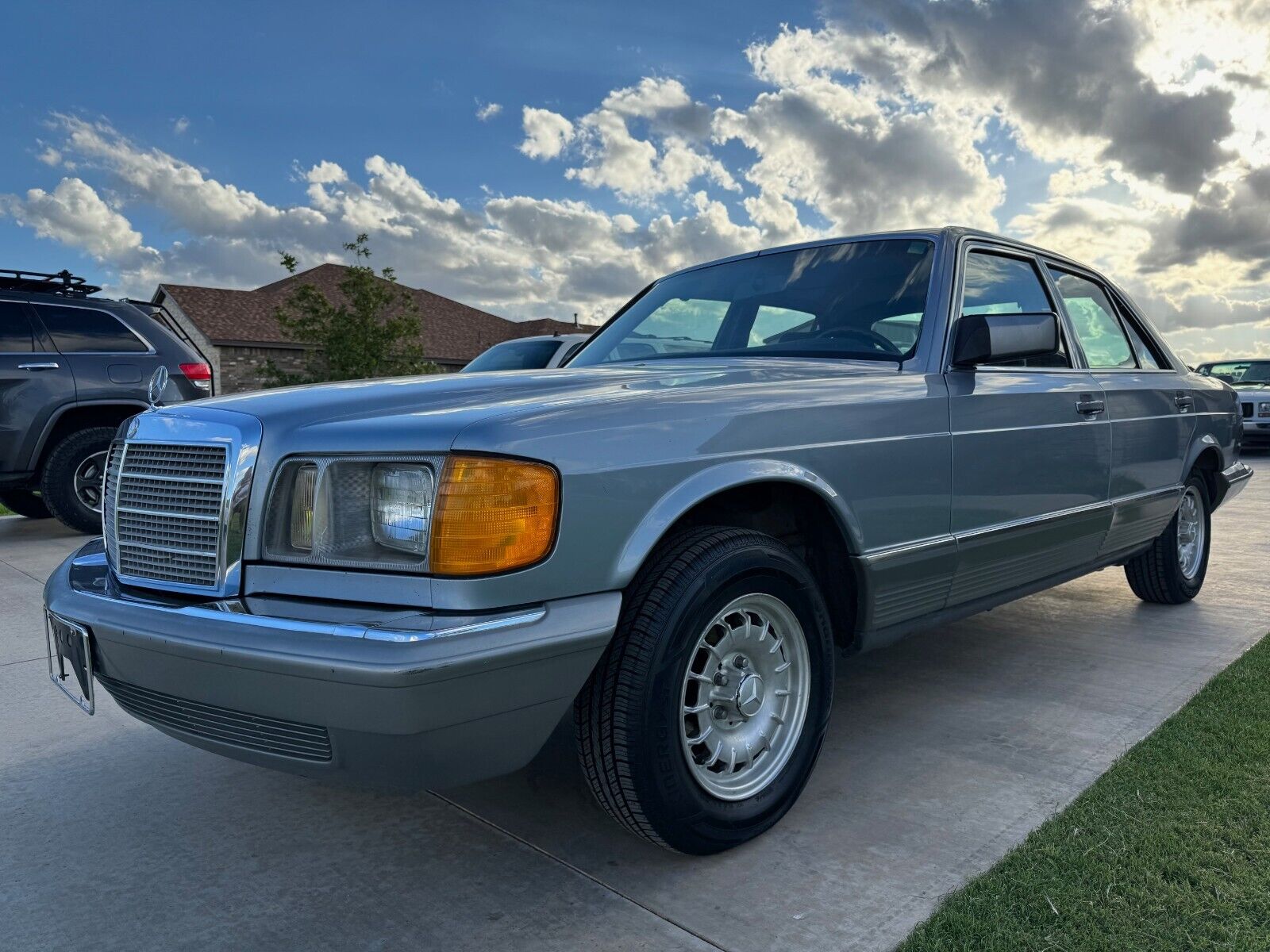 Mercedes-Benz-300-Series-Berline-1983-3