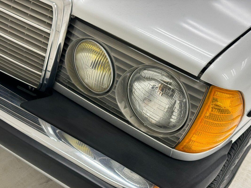 Mercedes-Benz-300-Series-Berline-1984-9