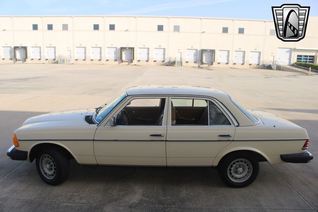 Mercedes-Benz-300-Series-Berline-1985-3