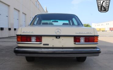 Mercedes-Benz-300-Series-Berline-1985-4