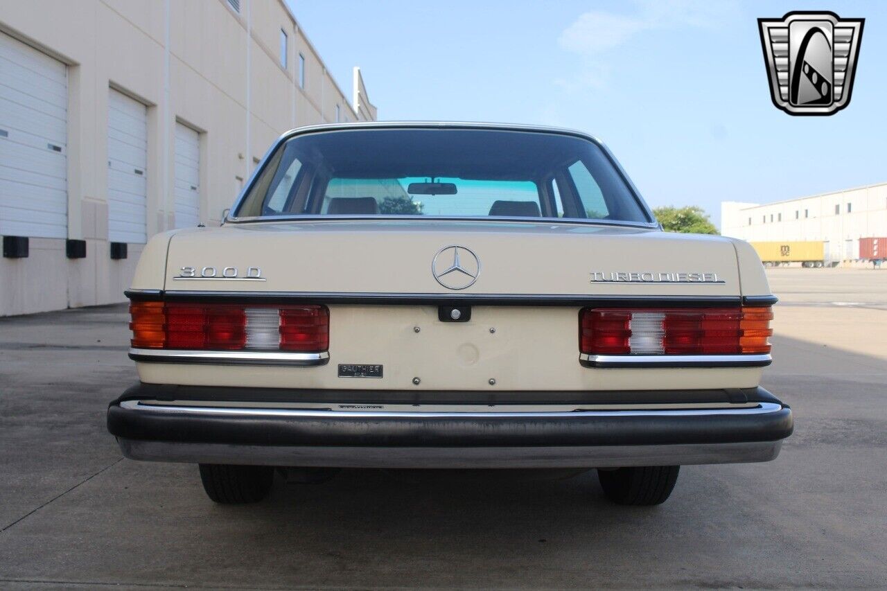 Mercedes-Benz-300-Series-Berline-1985-4