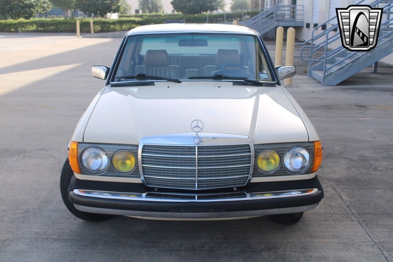 Mercedes-Benz-300-Series-Berline-1985-6