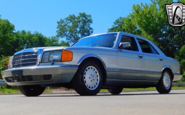 Mercedes-Benz-300-Series-Berline-1990-3