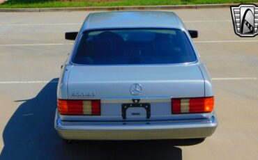 Mercedes-Benz-300-Series-Berline-1990-6