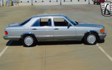 Mercedes-Benz-300-Series-Berline-1990-8