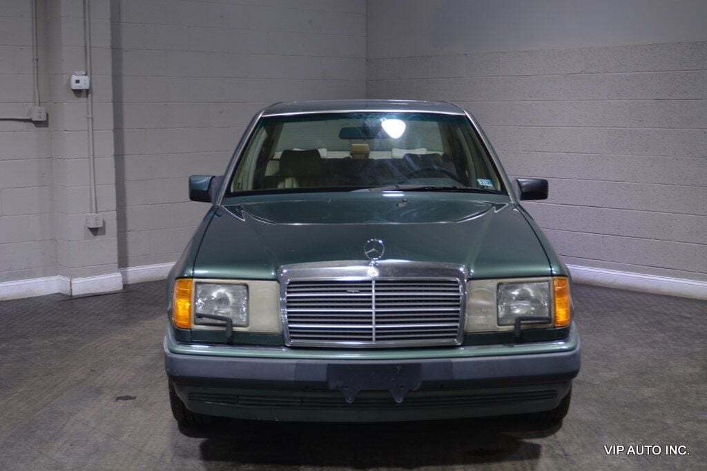 Mercedes-Benz-300-Series-Berline-1993-12