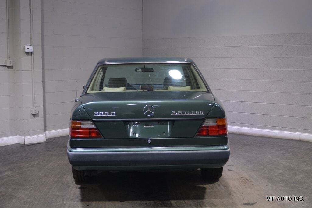 Mercedes-Benz-300-Series-Berline-1993-13