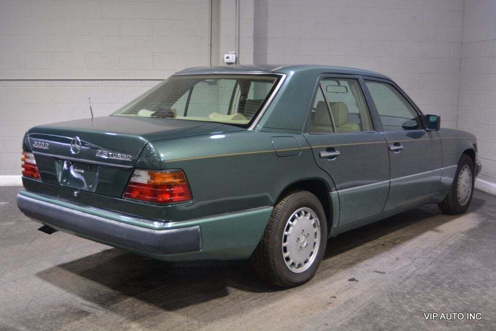 Mercedes-Benz-300-Series-Berline-1993-3