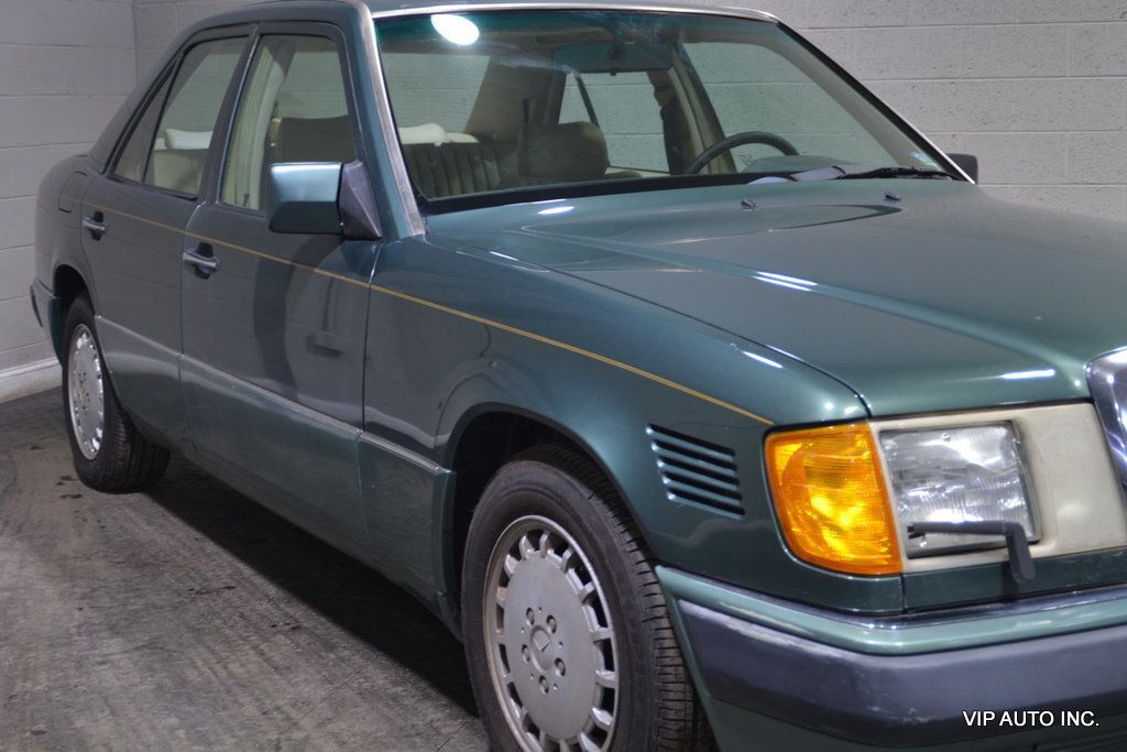 Mercedes-Benz-300-Series-Berline-1993-4