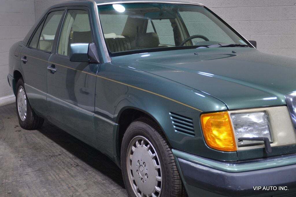 Mercedes-Benz-300-Series-Berline-1993-6