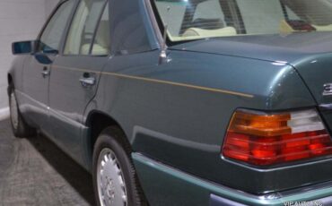 Mercedes-Benz-300-Series-Berline-1993-8