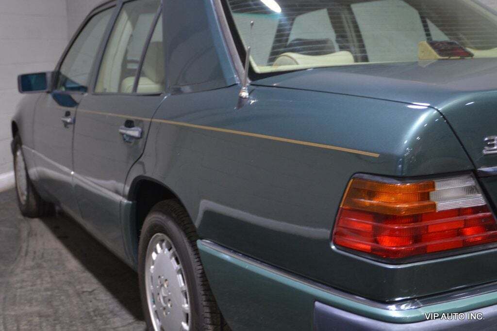 Mercedes-Benz-300-Series-Berline-1993-8