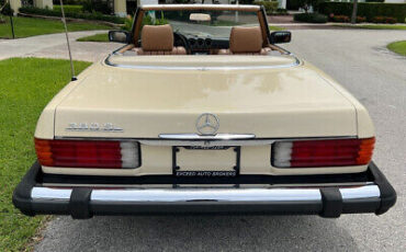 Mercedes-Benz-300-Series-Cabriolet-1983-4