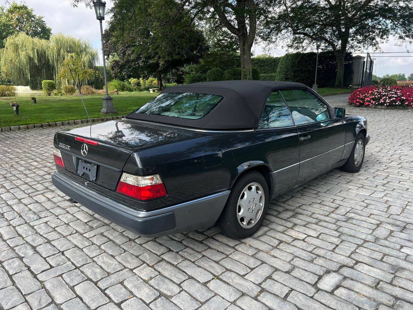 Mercedes-Benz-300-Series-Cabriolet-1993-10