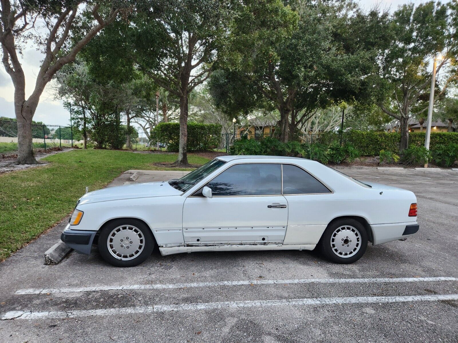 Mercedes-Benz 300-Series Coupe 1990 à vendre