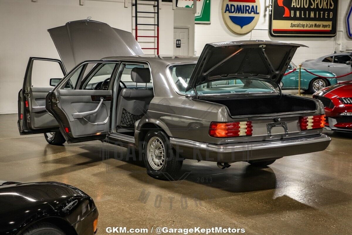 Mercedes-Benz-380SEL-Berline-1983-2