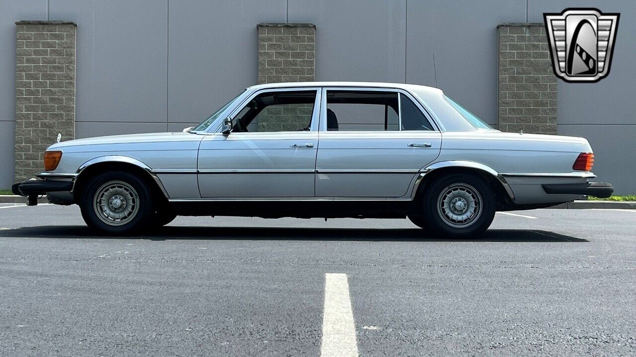 Mercedes-Benz-400-Series-1977-3