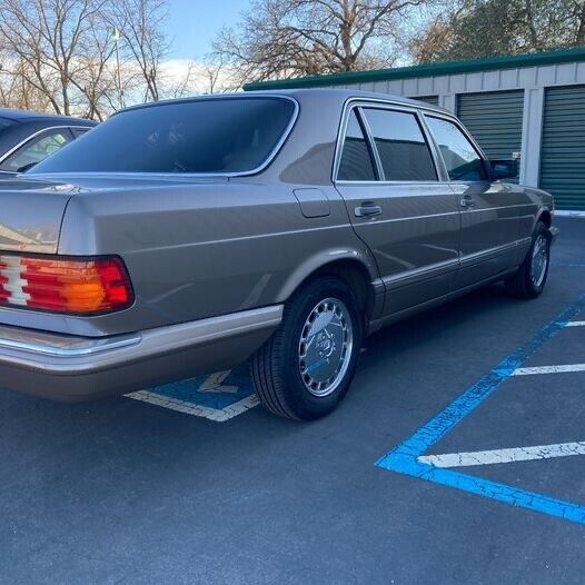 Mercedes-Benz-400-Series-Berline-1989-4