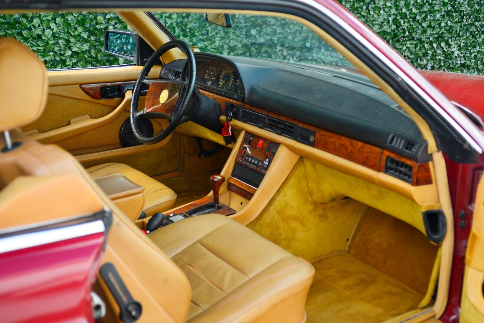 Mercedes-Benz-500-Series-Coupe-1983-21