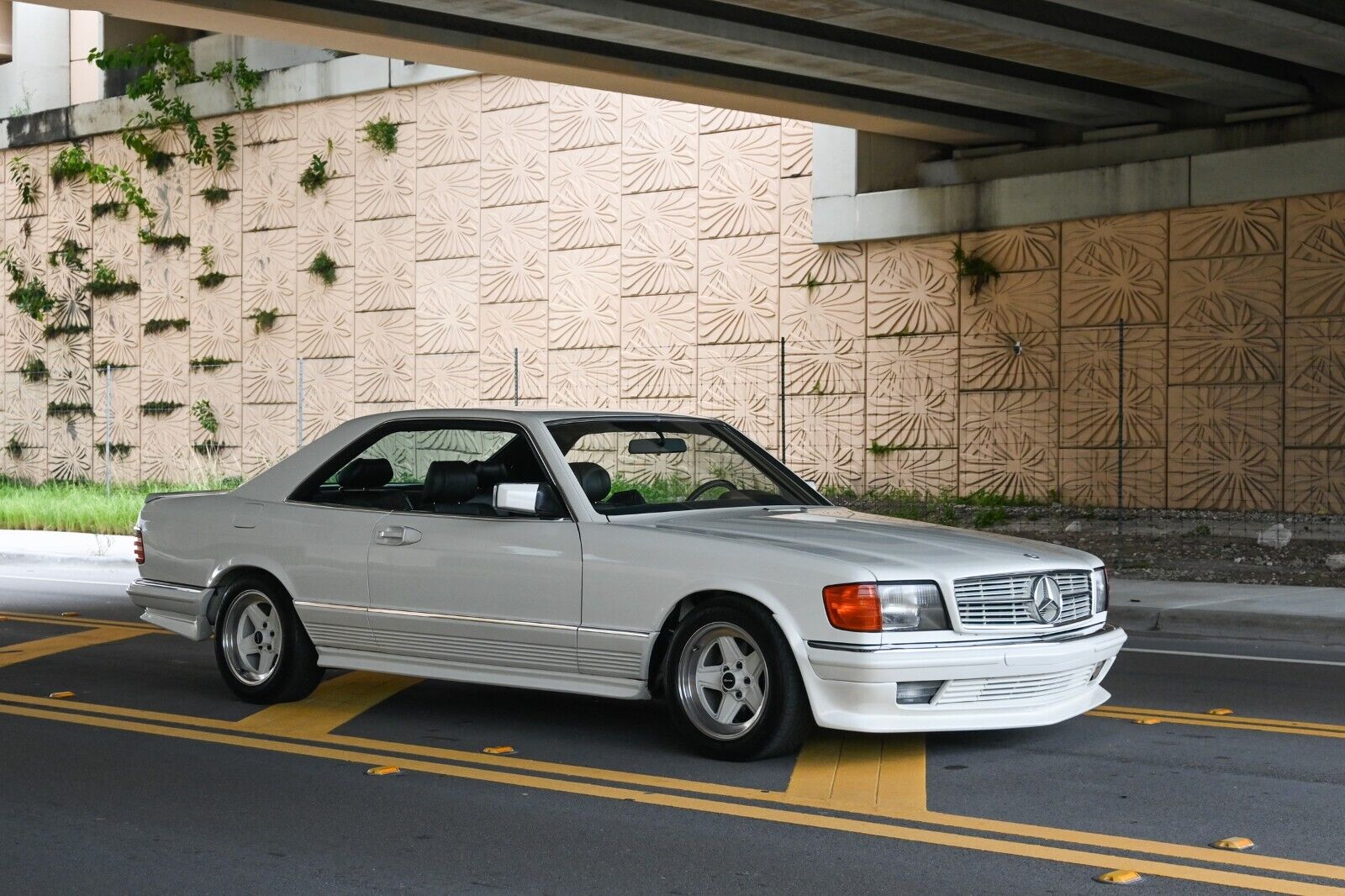 Mercedes-Benz-500-Series-Coupe-1985-30