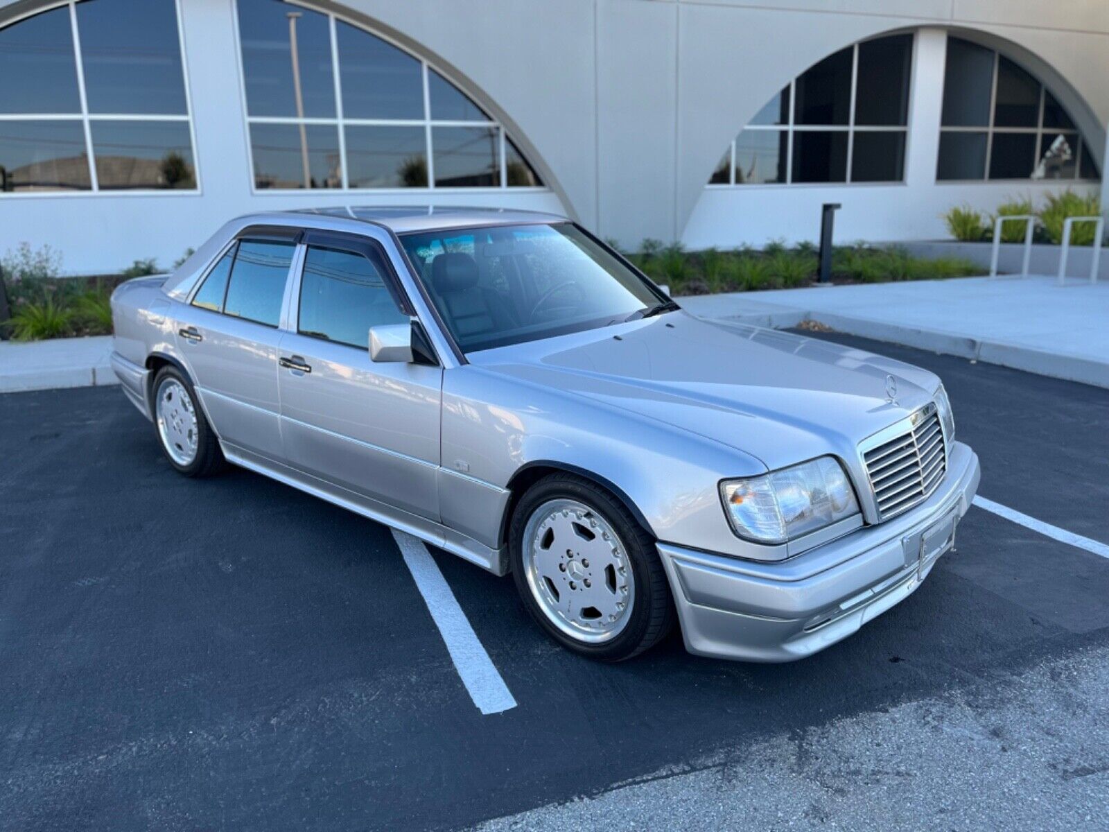 Mercedes-Benz-E-Class-AMG-1995-23