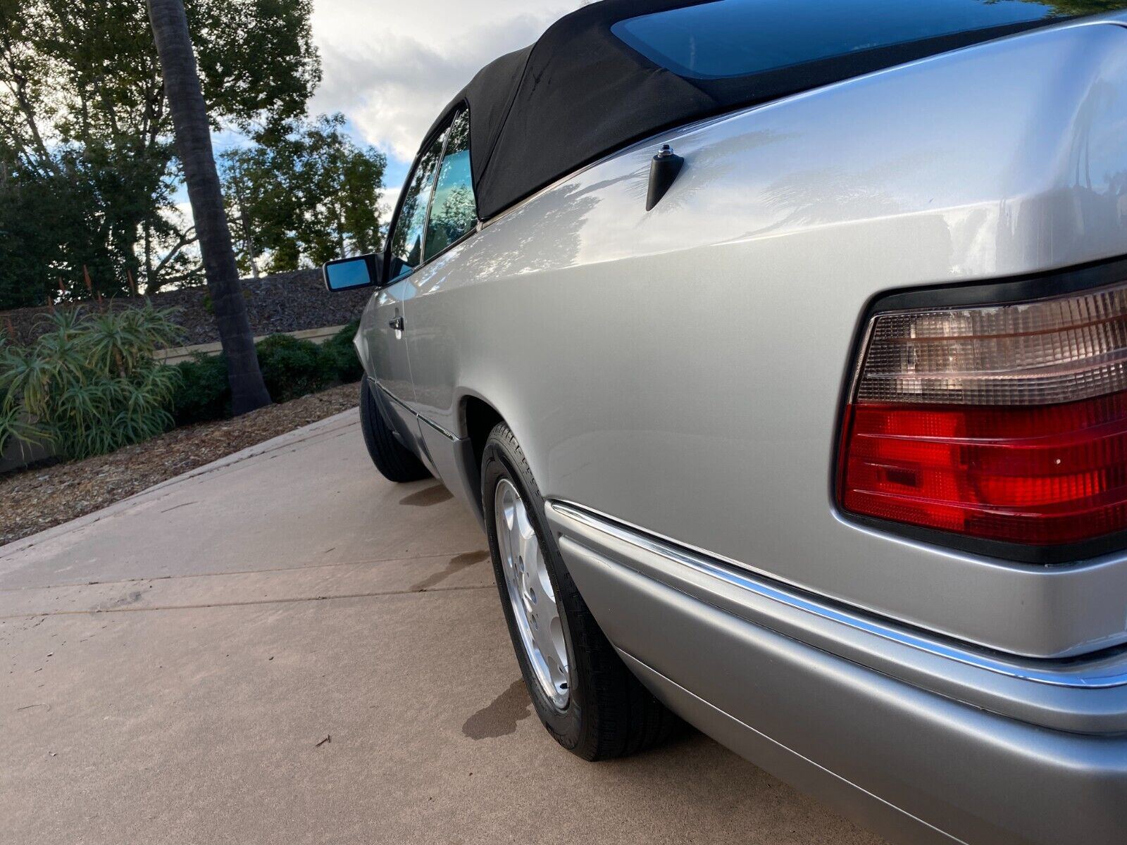 Mercedes-Benz-E-Class-Cabriolet-1995-3