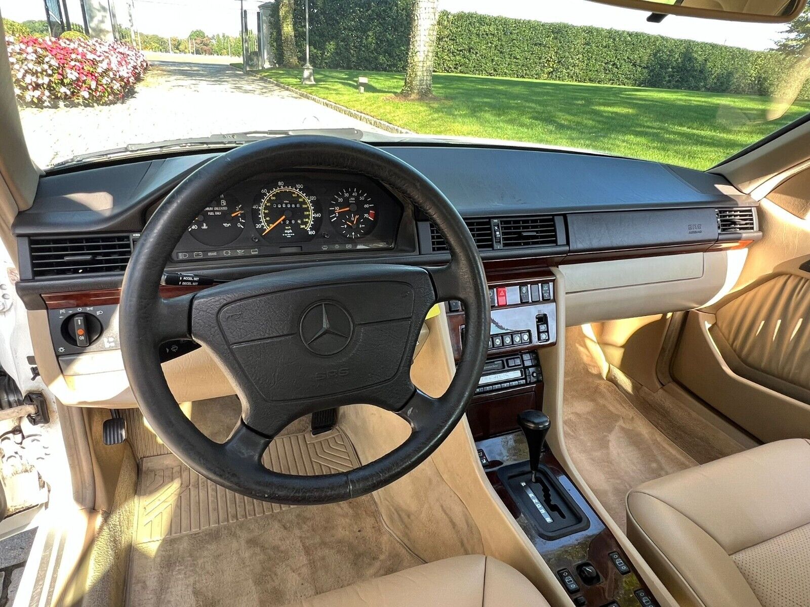 Mercedes-Benz-E-Class-Cabriolet-1995-32